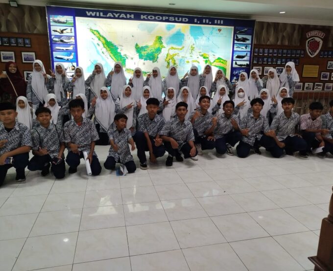Siswa Kelas VIII SMPIT Ibnu Mas'ud Belajar Sejarah dan Sains Melalui Outing Class