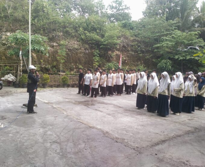SMPIT Ibnu Masud Kuatkan Kembali Karakter Siswa di hari pertama sekolah