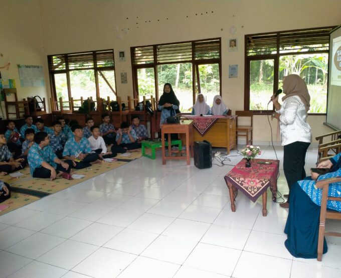 SMPIT Ibnu Masud datangkan Narasumber dari kalangan Profesional untuk matangkan pemahaman siswa tentang materi Project Pembelajaran Pengenalan Profesi