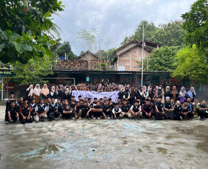 SMPIT Ibnu Mas’ud Terjunkan 102 Santrinya ke Samigaluh dan Daerah Sekitar Sekolah untuk Menjalankan Program Santri Mengabdi