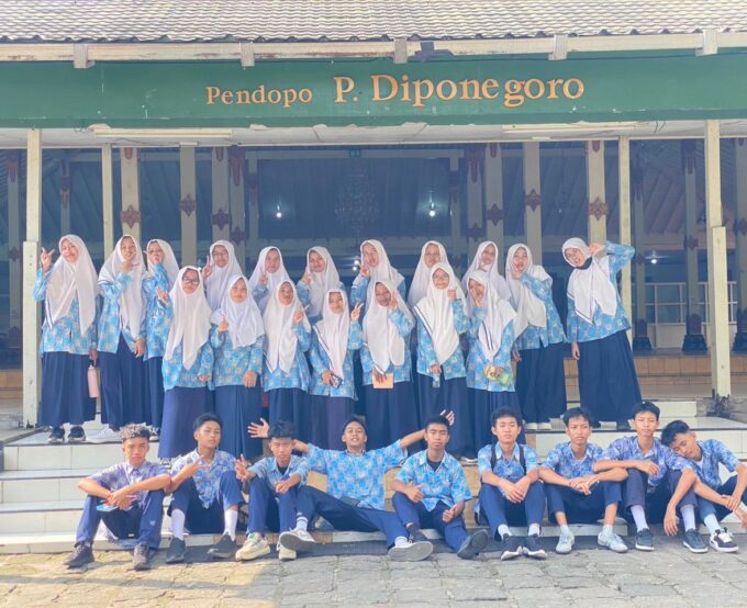 Belajar melalui Pengalaman dan Penelusuran Sejarah