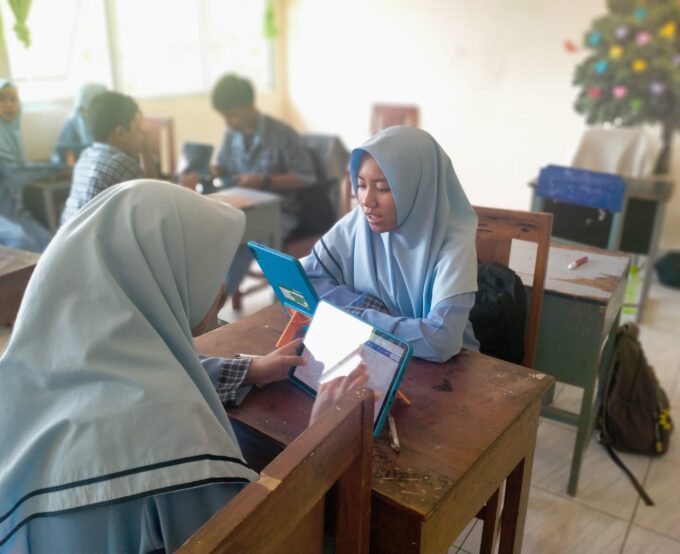 Pembelajaran Tab Learning Ajarkan Siswa SMPIT Ibnu Mas'ud Bijak Gunakan Teknologi